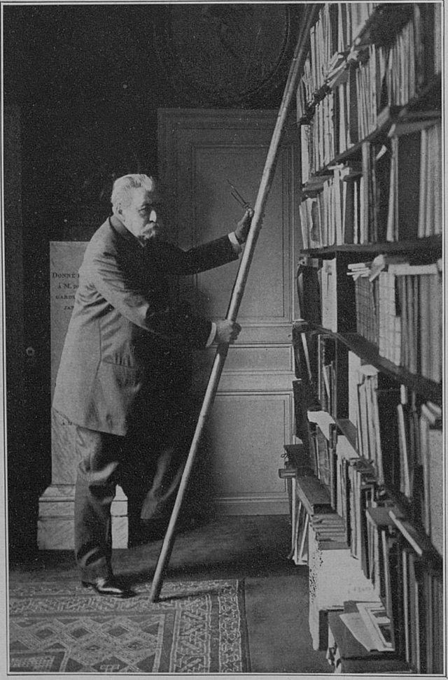 Frédéric Masson dans sa bibliothèque